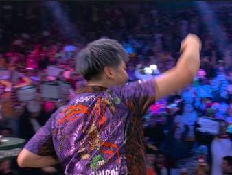 Ryusei Azemoto ist das zweite Mal bei einer Darts-WM dabei und zeigt sich bei seinem Walk-On voller Euphorie. Erst tanzt er auf der Bühne und dann läuft er mehrfach vor John McDonald herum, während er seinen Gegner auf die Bühne bittet.