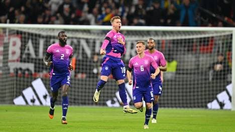 Maximilian Mittelstädt (2.v.l.) überzeugt in der deutsche Fußball-Nationalmannschaft auf Anhieb