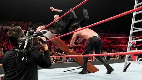 Seth Rollins (r.) trat bei WWE Monday Night RAW in einem TLC Match gegen Baron Corbin an