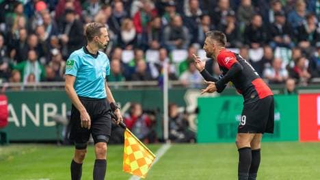 Vedad Ibisevic beschwerte sich beim Schiedsrichter-Assistenten