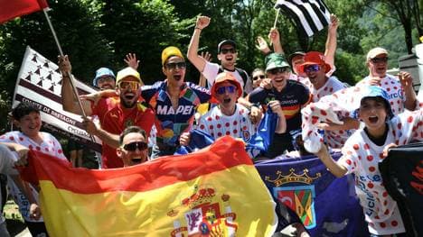 Bei Bergetappen bilden Zuschauer ein enges Spalier