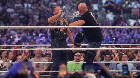 Vince McMahon (l.) ist bei WWE nicht mehr allmächtig