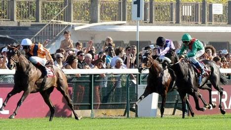 Andrasch Starke (l.) gewinnt das Deutsche Derby