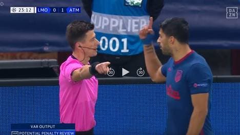 Schiedsrichter Benoit Bastien (L) fühlte sich von Luis Suárez gestört