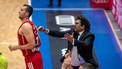 Paul Zipser (l.) bringt Andrea Trinchieri (r.) bisweilen zur Weißglut