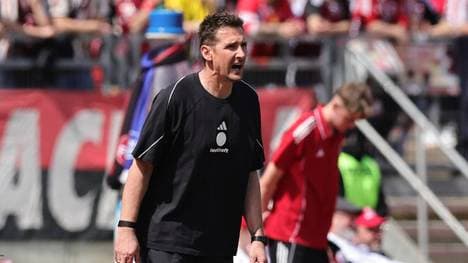 Miroslav Klose gibt Anweisungen