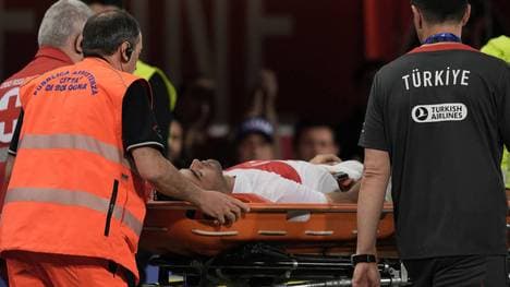 Ozan Kabak wurde auf einer Trage abtransportiert