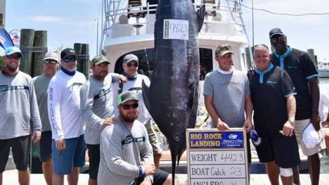 Michael Jordan (re.) und seine Crew posieren mit ihrem Fang