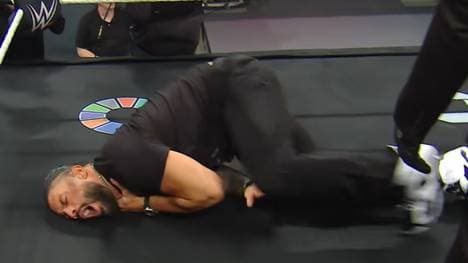 Roman Reigns bekam bei WWE RAW eine Attacke aus der eigenen Familie ab