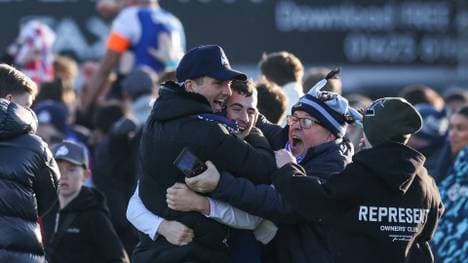 Macclesfields Fans stürmen das Spielfeld
