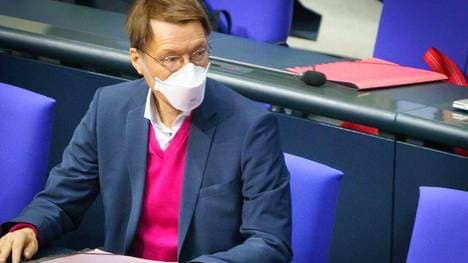 Karl Lauterbach ist entschieden gegen volle Stadien in der aktuellen Situation