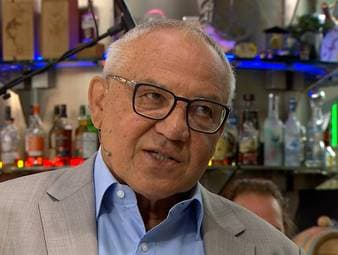 Felix Magath wird als Stargast im FIROCKX.ONE WM Doppelpass direkt zu Sendungsbeginn gefragt, wie er die Zukunftsaussichten der deutschen Nationalmannschaft unter Jürgen Klopp bewertet. Dabei kann sich die Trainerlegende eine Spitze gegen Julian Nagelsmann nicht verkneifen.