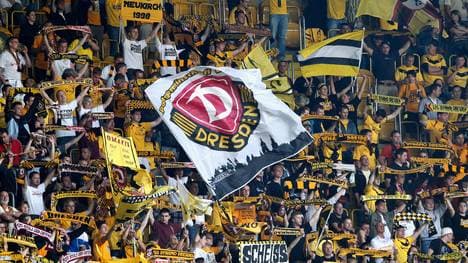 Sportplatz statt Zweitligastadion hieß es für die feiernden Fans von Dynamo Dresden, die für ordentlich Stimmung bei einem Amateurverein in Fürth sorgten