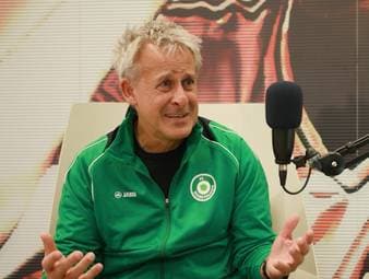 Pierre Littbarski spricht im SPORT1-Podcast "Deep Dive" über seinen damaligen Bundestrainer Franz Beckenbauer und dessen perfektionistische Ader.