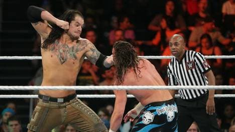WWE-Star Baron Corbin (l., mit Dolph Ziggler) nahm sich einen spöttelnden Fan bei Twitter vor