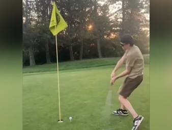 In den sozialen Medien geht ein unfassbarer Golfschlag viral. Das Video wird millionenfach geklickt.