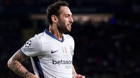 Bleiben die Nerazzurri (im Bild: Hakan Calhanoglu) im Inter Mailand Hellas Verona Tipp weiterhin an Napoli dran?