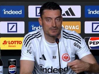 Albert Riera versteht eine Reporter-Frage auf der Pressekonferenz der Eintracht vor dem Bundesliga-Duell mit dem 1. FC Köln nicht - und hakt bei dem Journalisten nach. 