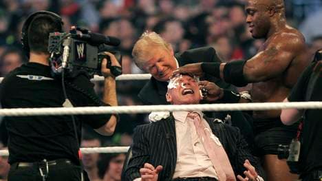 Donald Trump (M., mit Wrestler Bobby Lashley) rasierte 2007 WWE-Chef Vince McMahon eine Glatze