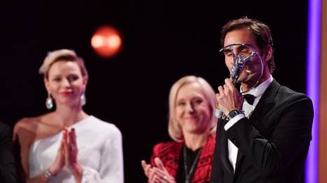 Roger Federer nahm den Preis von Boris Becker entgegen