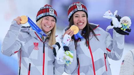 Ariane Rädler (l.) und Katharina Huber feiern im deutschen Haus