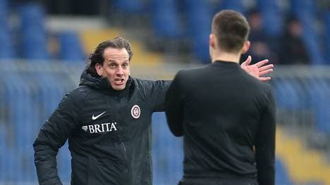 Trainer Rüdiger Rehm kassierte nach fünf Siegen in Serie mal wieder eine Niederlage mit Wehen Wiesbaden