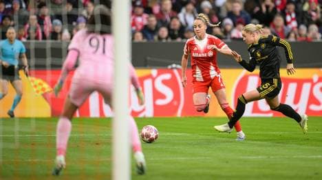 Giulia Gwinn (M.) sucht den Weg zum Tor