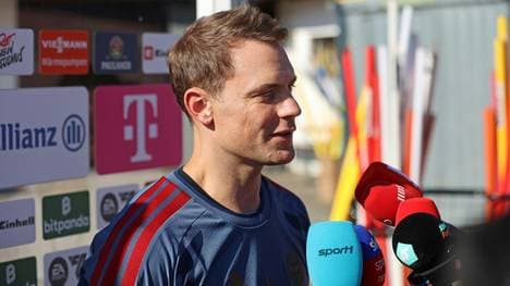 Manuel Neuer im Gespräch mit Reportern am Tegernsee