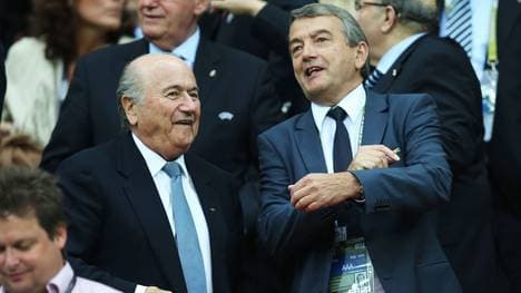 DFB-Präsident Wolfgang Niersbach (r.) bringt sich als Nachfolger von FIFA-Boss Joseph S. Blatter in Stellung