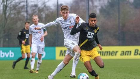 Gladbachs Jonas Pfalz (l.) im Zweikampf mit Ansgar Knauff 