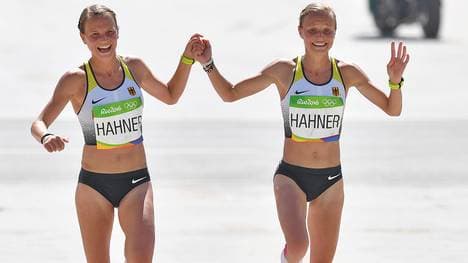 Die Hahner-Zwillinge waren abgeschlagen, feierten ihren Zieleinlauf aber trotzdem ausgiebig