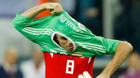 Russlands Denis Glushakov schlüpft in das Torhütertrikot da Andrey Lunev ausfällt