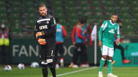Kölns Torwart Timo Horn musste in der ersten Halbzeit verletzt ausgewechselt werden