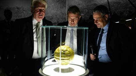 Freut sich auf die Ausstellung: Manuel Neukirchner (rechts)