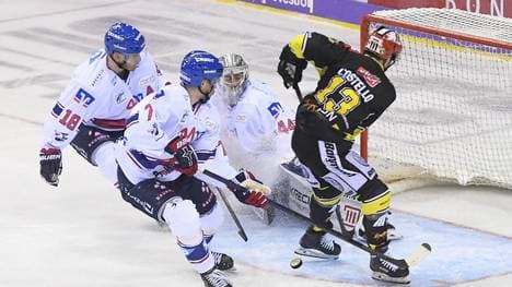 Für die Adler Mannheim (weiß) setzte es eine überraschende Niederlage in Krefeld