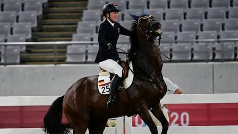 Annika Schleu mit Problemen beim Springreiten