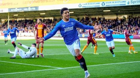 Malik Tillman feiert nach seinem Traumtor