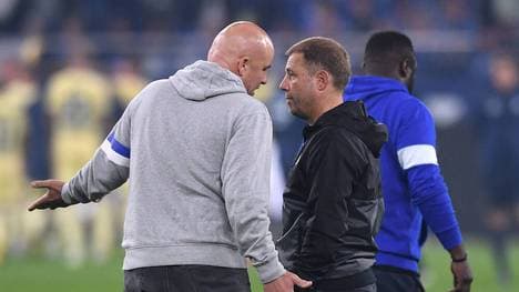 Schalke-Sportdirektor Rouven Schröder (l.) und Trainer Frank Kramer im Austausch nach dem 0:3 gegen Hoffenheim