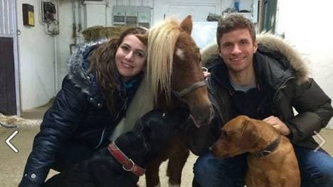 Thomas Müller mit Frau Lisa und Pferd