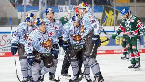 Der EHC Red Bull München feiert ein Schützenfest mi bayerischen Derby