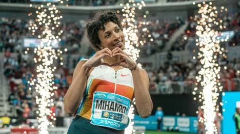 Herzchen für die Fans: Malaika Mihambo