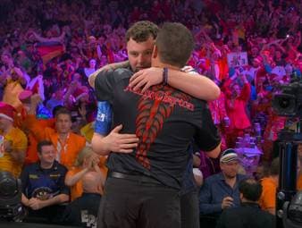 Jonny Clayton feiert bei seiner siebten Weltmeisterschaft erstmals den Einzug ins Viertelfinale. Er schlägt Shootingstar Josh Rock denkbar knapp mit 4:3.