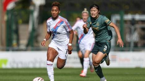 Palace-Spielern Lexi Lloyd-Smith (l.)