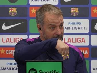 Barça-Trainer Hansi Flick zeigt sich vor dem Duell mit Atlético bestens gelaunt und scherzte mit den Journalisten – dabei nennt er einen von ihnen augenzwinkernd einen "cabrón".