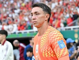 Torwart-Legende Fernando Muslera patzt im letzten Gruppenspiel von Uruguay erneut und wird gegen Spanien ausgewechselt. Jonas Friedrich und Micky Beisenherz sprechen über diese "Höchststrafe". 