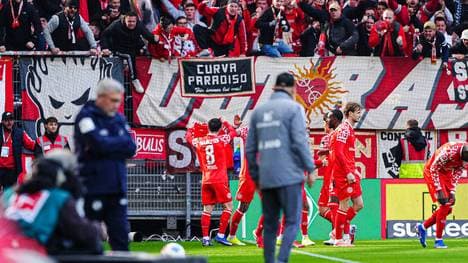 Paul Nebel reckte das Trikot vom verletzten Silas in die Höhe