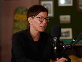 Im SPORT1-Podcast "Deep Dive" spricht Weltmeisterin Linda Bresonik mit Host Lenny Peteanu über schwere Zeiten rund um die WM 2003. Erst verletzt sie sich, dann folgt ein privater Schicksalsschlag, woraufhin sie vorzeitig die Heimreise antritt - mit gravierenden Konsequenzen.