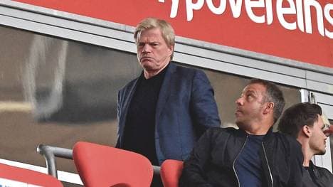 Oliver Kahn und Hansi Flick bei einem Spiel des FC Bayern in der Allianz Arena