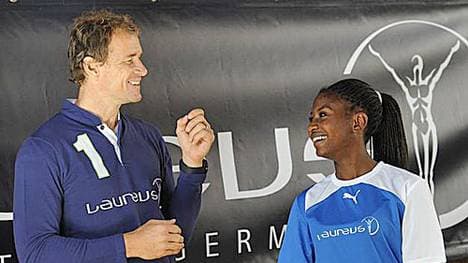 Schirmherr des Projekts "Kicking Girls" Jens Lehmann im Gespräch mit Mentorin Luna Müller