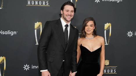 Josh Allen darf sich mit Freundin Hailee Steinfeld über den MVP-Award freuen